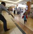 A icônica foto em que a menina corre na direção de Abdul Haji ganhou o mundo  Foto: Goran Tomasevic / Reuters