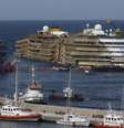 <p>Navio de cruzeiro Costa Concordia em frente ao porto de Giglio, na Itália</p>  Foto: Tony Gentile / Reuters