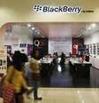 <p>Pessoas passam em frente a uma loja da BlackBerry em Jacarta, na Indonésia</p>  Foto: Beawiharta / Reuters