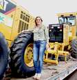 Entusiasta da candidatura da ministra Gleisi, a prefeita de Campo Mourão, Regina Dubay, posa ao lado de máquinas que não serão destinadas a seu município  Foto: Ascom/Prefeitura de Campo Mourão / Divulgação