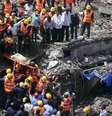 Mulher é resgatada com vida dos escombros do prédio; nº de mortos e feridos ainda é incerto  Foto: Reuters