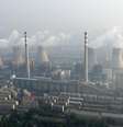 <p>Vista aérea de uma usina termelétrica a carvão, nos arredores de Zhengzhou, na província de Henan, China</p>  Foto: Stringer / Reuters