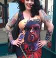 <p>Para a&nbsp;tatuadora Sonya Trusty, dona do studio Reds Tattoo Parlour em Essex, &nbsp;na Inglaterra, a tend&ecirc;ncia no momento &eacute; imitar o estilo dos famosos</p>  Foto: Patrícia Dantas / Especial para Terra