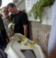 Corpo de menina de 9 anos morta perto de UPP da Rocinha, no Rio de Janeiro, foi enterrado nesta segunda-feira  Foto: Mauro Pimentel / Terra