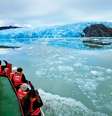 <p>Visitantes no catamarã que navega rumo à base do Glaciar Grey</p>  Foto: Editora Europa
