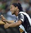 <p>Ronaldinho rompeu m&uacute;sculo adutor da coxa esquerda</p>  Foto: Pedro Vilela / Reuters