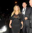 <p>Kim Kardashian escolheu um vestido preto com transparência para ir com o marido, o rapper Kanye West a um desfilhe da Semana de Moda de Paris, no domingo (29).</p>  Foto: The Grosby Group