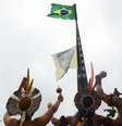 Cerca de 200 índios cantaram ao pé do mastro protestando contra o Projeto de Emenda à Constituição (PEC) 215, que está em tramitação desde 2000  Foto: Antonio Cruz / Agência Brasil