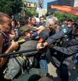 01 de outubro - Um grupo tentou impedir que o manifestante fosse detido pelos policiais, o que acabou provocando confusão  Foto: Mauro Pimentel / Terra