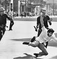 <p>Fotografia registrada por Evandro Teixeira, no Rio de Janeiro, em 1968</p>  Foto: Evandro Teixeira / Reprodução