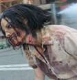 <p>Zumbis inspirados na série 'The Walking Dead' interagem com os turistas nas ruas do parque</p>  Foto: Aline Lacerda / Terra