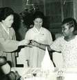 Monique Macias brinda com Kim Sung-ae (esq.), a segunda mulher do fundador da Coreia do Norte, Kim Il-sung, em sua primeira viagem a Pyongyang, em 1978   Foto: Reuters