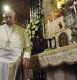 Papa Francisco visita a sepultura de São Francisco durante viagem a Assis, na Itália. A Igreja Católica, do sacerdote mais modesto ao próprio pontífice, deve se livrar de toda "vaidade, arrogância e orgulho" e servir humildemente os membros mais pobres da sociedade, disse o papa Francisco nesta sexta-feira. 4/10/2013.  Foto: Gian Matteo Crocchioni / Reuters