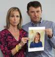 Os pais da menina, Kate e Gerry McCann, posam com a foto de Madeleine em 2 de maio de 2012  Foto: Reuters