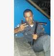 Foto que circula nas redes sociais mostra PM com cassetete quebrado: "foi mal, fessor"  Foto: Facebook / Reprodução