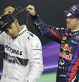Vettel ajuda Hamilton a se livrar de microfone em entrevista  Foto: AP