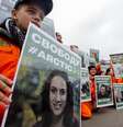 Ativistas do Greenpeace fazem protesto em Moscou neste sábado pedindo a libertação do grupo  Foto: AP