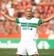 De pênalti, Júlio César abriu o placar para o Coritiba no clássico  Foto: Giuliano Gomes / Gazeta Esportiva