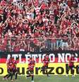 Torcedores do Atlético-PR comemoram gol subindo na grade, que acabou cedendo e retardou o início do segundo tempo  Foto: Atlético-PR / Divulgação
