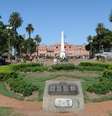 Praça de Maio  A praça mais antiga de Buenos Aires é também um dos locais mais famosos da capital portenha. Diversos edifícios históricos ficam no entorno da praça, como o Cabildo, a Catedral da cidade, o Palácio do Governo municipal e a Casa Rosada, sede do governo argentino. A cerimônia de fundação da cidade foi feita no local em 1580 e as residências foram construídas em volta dela  Foto: Shutterstock