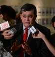 <p>O líder do PT na Câmara, José Guimarães, fala à imprensa após reunião dos líderes da base na Câmara dos Deputados</p>  Foto: Fabio Rodrigues Pozzebom / Agência Brasil
