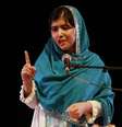 <p>A paquistanesa Malala Yousafzai discusa ap&oacute;s receber um pr&ecirc;mio, em Londres</p>  Foto: Luke MacGregor / Reuters