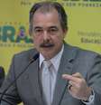 <p>Mercadante explica os dados obtidos a partir dos resultados do exame aplicado aos estudantes, que é um dos indicadores de qualidade da educação superior brasileira em 2012</p>  Foto: Antônio Cruz / Agência Brasil