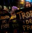 <p>Uma 'tropa de professores' tomou conta das ruas próximas à Candelária na segunda-feira para defender os educadores em greve e criticar a atuação da Polícia Militar</p>  Foto: Mauro Pimentel / Terra