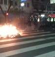Grupo colocou fogo em lixo e montou barricada na avenida Paulista, em São Paulo, para impedir avanço das tropas policiais  Foto: Daniel Fernandes / Terra