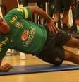 Paulinho treina na academia do hotel em Seul  Foto: Mowa Press / Divulgação