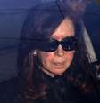 <p>A presidente da Argentina, Cristina Kirchner, fotografada dentro do carro em chegada ao hospital, em Buenos Aires</p>  Foto: Pablo Molina-DyN / Reuters