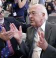 <p>O físico britânico Peter Higgs e o belga François Englert (dir.) ganharam o prêmio Nobel de Física de 2013 por preverem a existência do bóson de Higgs</p>  Foto: Denis Balibouse / Reuters