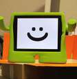 iGuy, da Speck, protege o iPad ou iPad Mini enquanto vira um boneco para a criança brincar  Foto: Reprodução