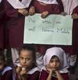 <p>"Nós desejamos ser Malala", diz o cartaz de alunos de uma escola da cidade de Rawalpindi</p>  Foto: AP