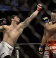 <p>Erick Silva tenta acertar soco durante combate</p>  Foto: Ricardo Matsukawa / Terra