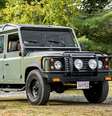 <p>Land Rover Defender 110 tem problema no eixo dianteiro que pode até fazer a roda se soltar</p>  Foto: Range Rover