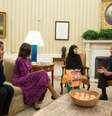 Paquistanesa (centro) foi recebida na Casa Branca pela família do presidente Barack Obama  Foto: Casa Branca / Divulgação