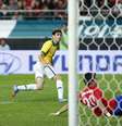 <p>Oscar driblou goleiro para aproveitar o passe de Paulinho</p>  Foto: Reuters