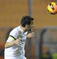 <p>Capitão santista, Dracena chegou ao clube no fim de 2009, voltando de lesão; desde então, foram seis títulos e a faixa de capitão</p>  Foto: Marcelo Pereira / Terra