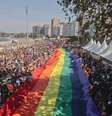 Público segura uma imensa bandeira com as cores do arco-íris durante a 18ª Parada LGBT  Foto: Ariel Subirá / Futura Press