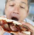 <p>Para os que querem aumentar as chances de ter um filho, o ideal é comer peixe no lugar de bacon, salsicha e carne vermelha</p>  Foto: Getty Images 
