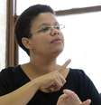 Atualmente, ela é professora da rede pública de ensino do Distrito Federal e dá aulas na Escola Bilíngue Libras e Português Escrito  Foto: Antonio Cruz / Agência Brasil