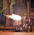 Polícia reage com bombas de efeito moral e gás de pimenta no Rio  Foto: AFP