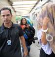 <p>Manifestantes detidos durante protesto foram encaminhados durante esta quarta-feira ao Instituto Médico-Legal (IML), no centro da cidade, para fazer exame de corpo de delito</p>  Foto: Tânia Rêgo / Agência Brasil