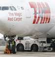 <p>Avião da TAM A340-500 no aeroporto internacional de Malta, em fevereiro de 2012; empresa aérea faz parte do grupo Latam Airlines</p>  Foto: Darrin Zammit Lup / Reuters