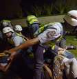 <p>Policiais detêm manifestantes que invadiram uma loja em São Paulo: eles foram liberados na madrugada</p>  Foto: Ricardo Matsukawa / Terra