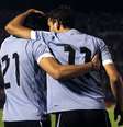 Cavani e Stuani comemoram gol do Uruguai em duelo contra Argentina pelas Eliminatórias  Foto: Reuters