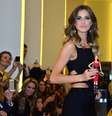 <p>Karen subiu à passarela com um dos novos modelos da grife, um longo preto com recortes laterais</p>  Foto: Caio Duran e Léo Franco / AgNews