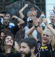 <p>Eles novamente colaram cartazes de protesto no pr&eacute;dio e discursaram contra a viol&ecirc;ncia policial, fazendo um minuto de sil&ecirc;ncio pelas pessoas que foram presas na &uacute;ltima ter&ccedil;a-feira</p>  Foto: Fernando Frazão / Agência Brasil