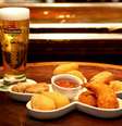 <p>No Rhino Pub, o cardápio inclui coxinhas de frango, croquetes de mandioca com carne seca, camarões empanados, bolinhos de recheados com mussarela, croquetes de carne com castanha de caju, acompanhados de chopp Heineken</p>  Foto: Gabriela Gavião/Divulgação